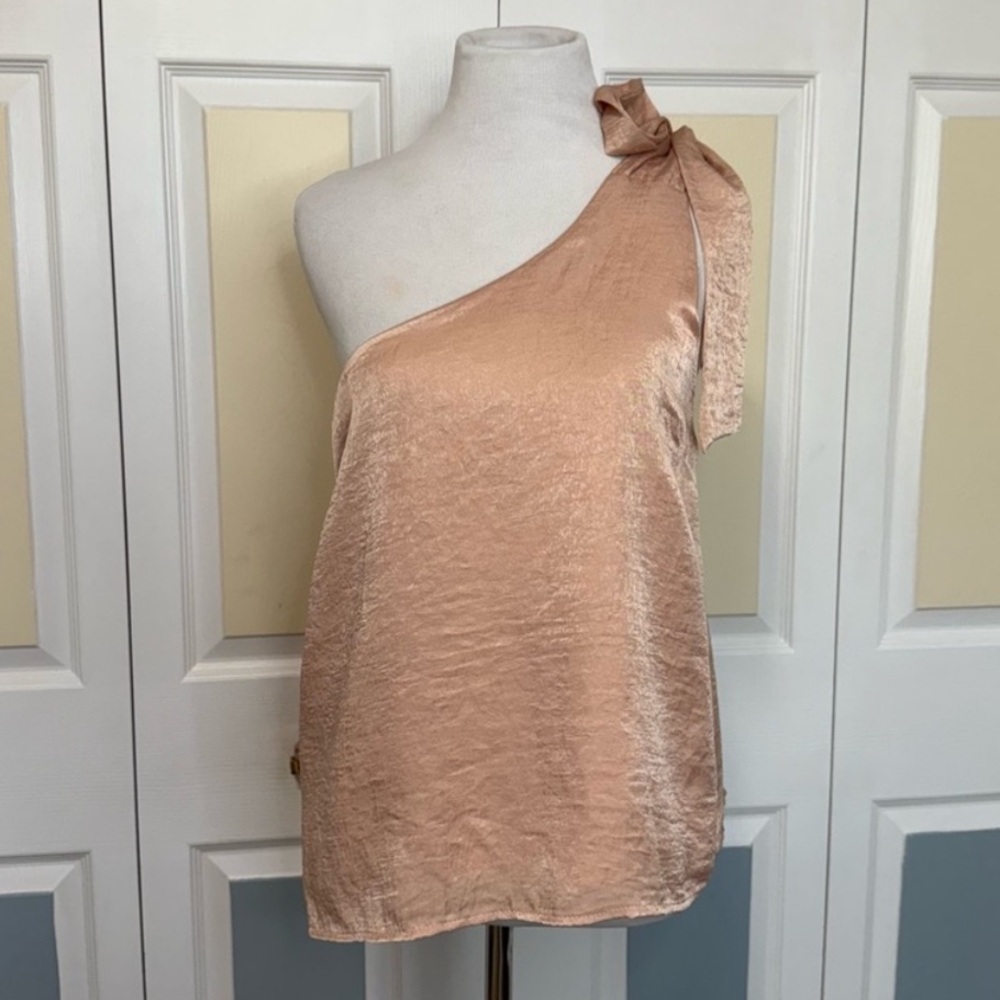 NWT Gilli Rose‎ Gold Peach Asymmetrical Sleeveless Blouse with Bow Size M